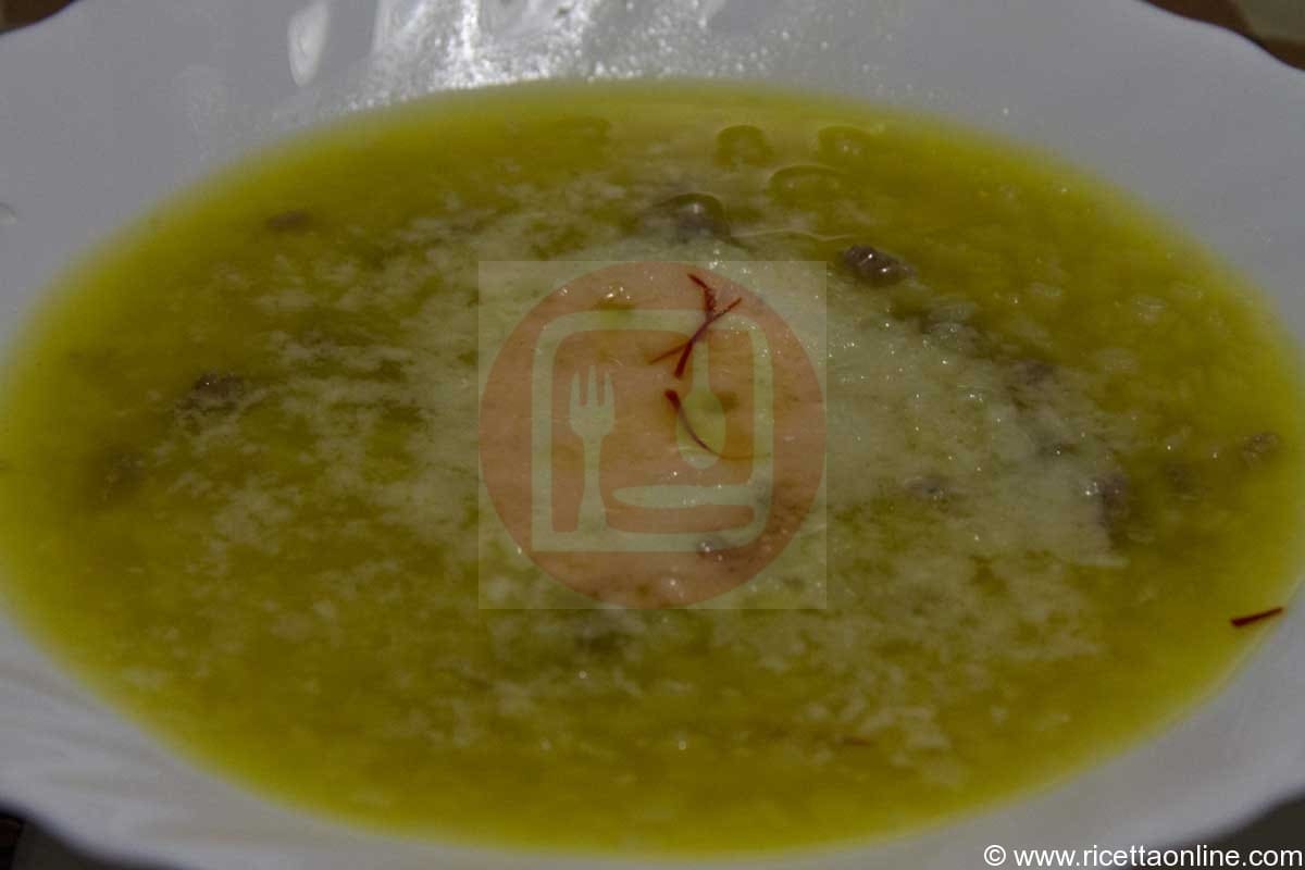 minestra con brodo allo zafferano