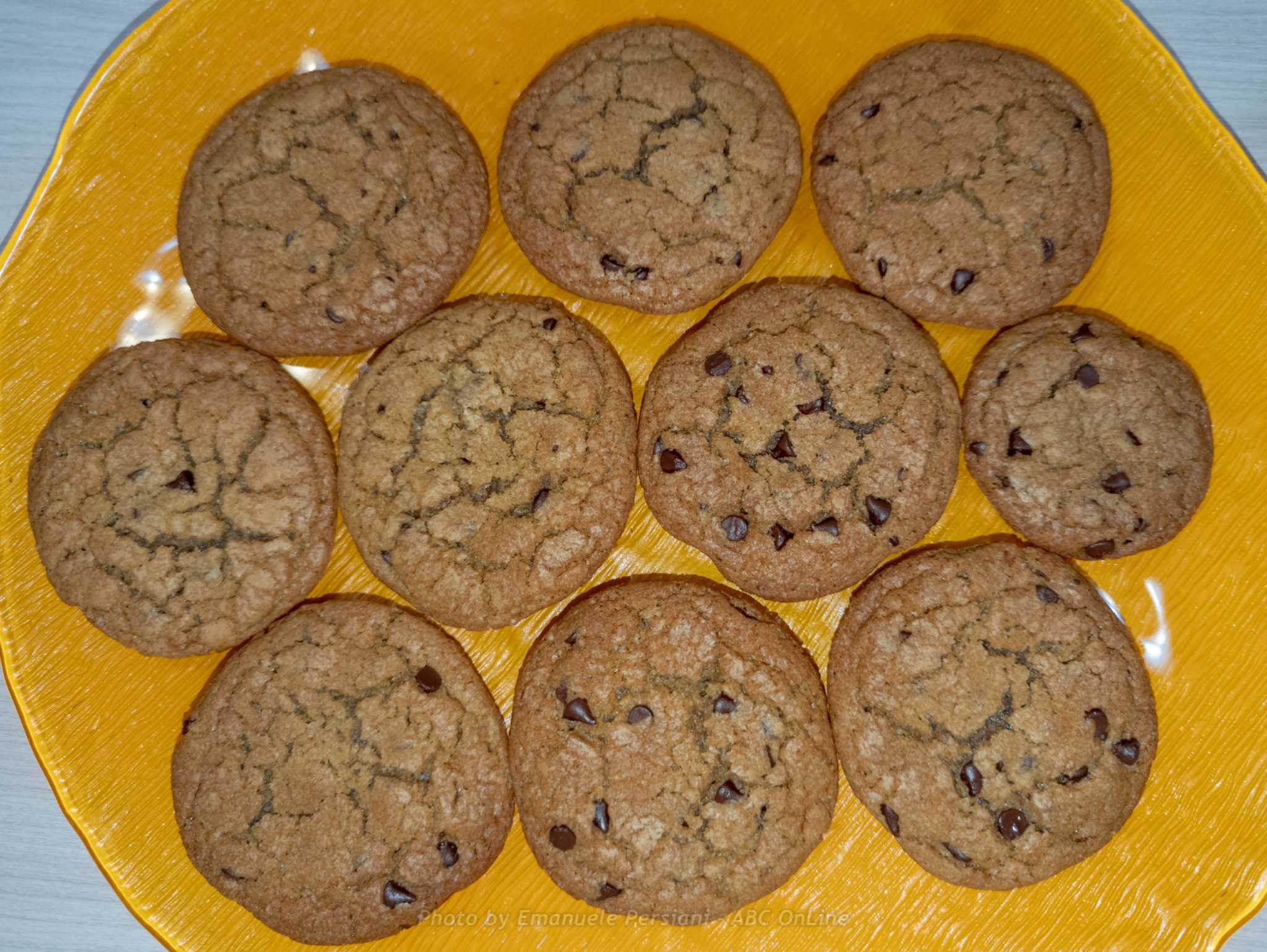 Un biscotto sempre perfetto:  i cookies americani su piatto da portata