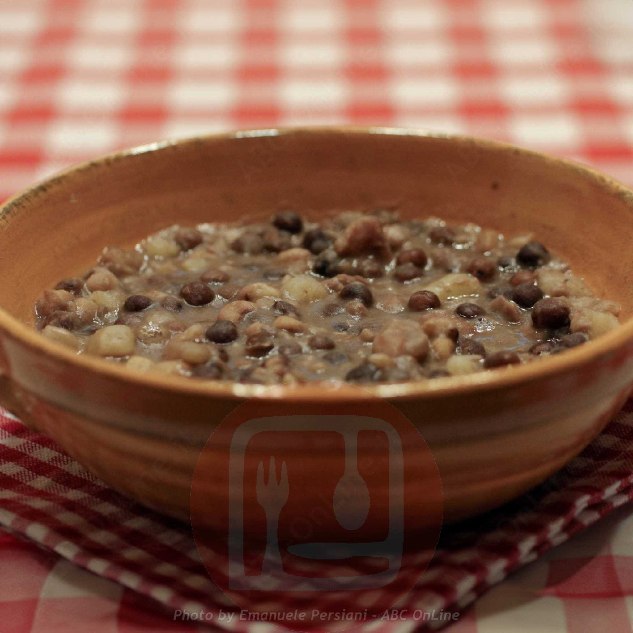 tegamino in coccio con zuppa di legumi